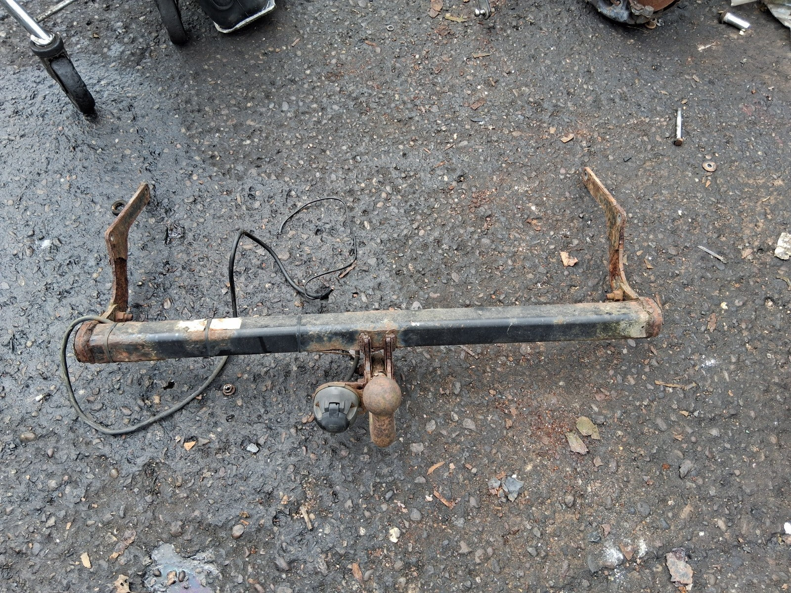 RENAULT CAPTUR 2018 REAR METAL TOW BAR WITH ELECTRICS PLUG