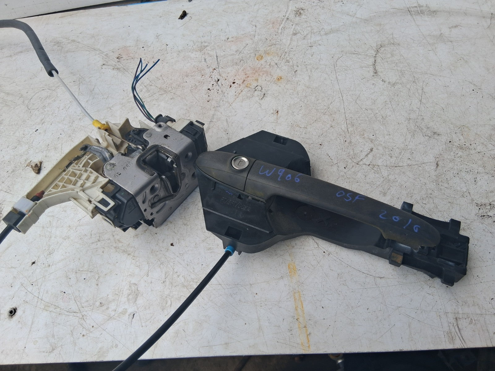 MERCEDES BENZ SPRINTER W906 2016 OSF DRIVER FRONT DOOR LOCK HANDLE A9067201835