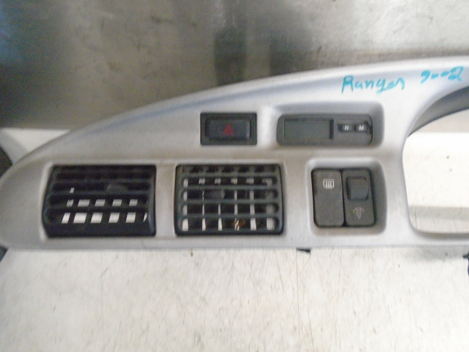 FORD RANGER MK1 2002 SPEEDOMETER SURROUND VENTS TRIM PANEL UM4855420