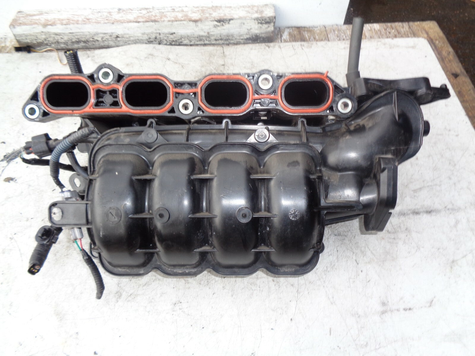 TOYOTA YARIS MK3 2013 PETROL PLASTIC ENGINE INLET MANIFOLD