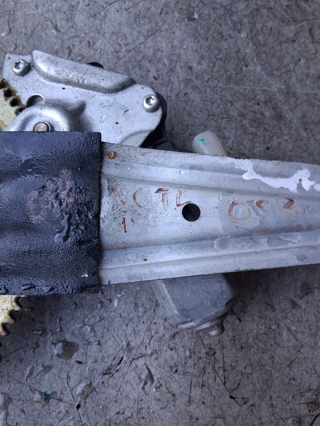 2016 NISSAN NOTE OSR DRIVER SIDE REAR RIGHT WINDOW MOTOR REGULATOR 827311HB1A