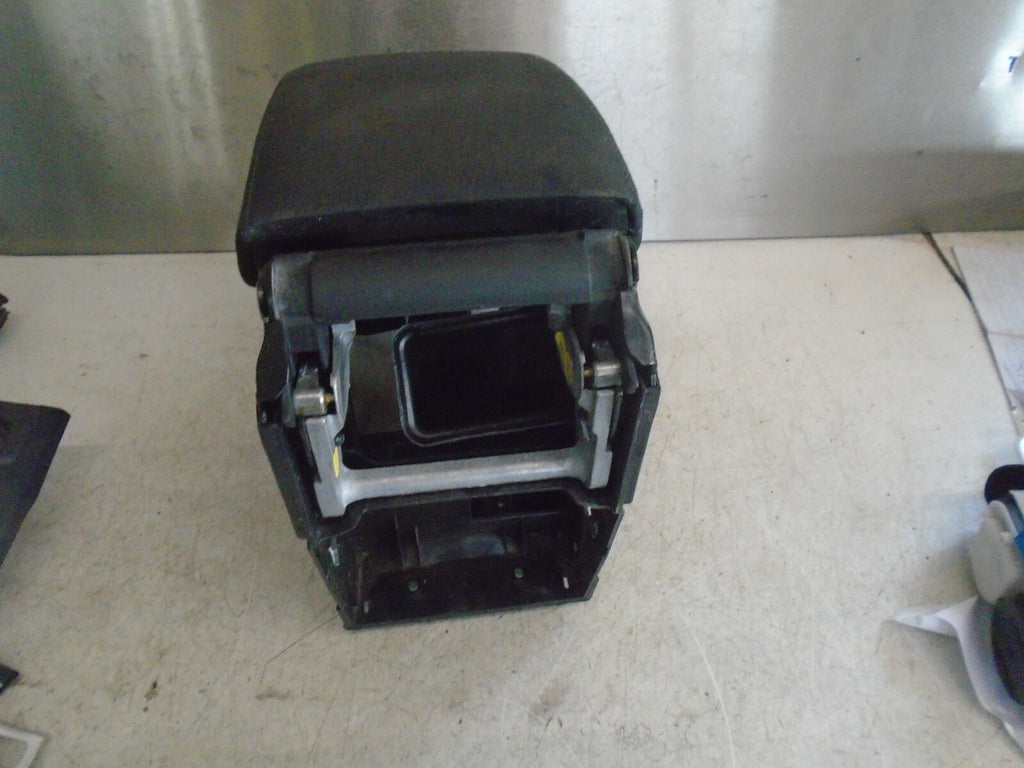 VOLKSWAGEN GOLF 2012 MK6 CENTRE CONSOLE ARMREST 1K0864207
