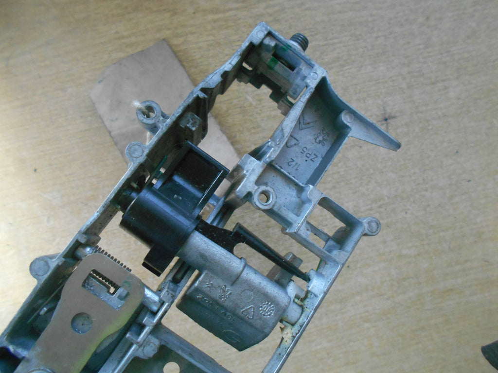 PEUGEOT 308 2010 NSR PASSENGER SIDE REAR EXTERIOR DOOR HANDLE BRACKET PLATE