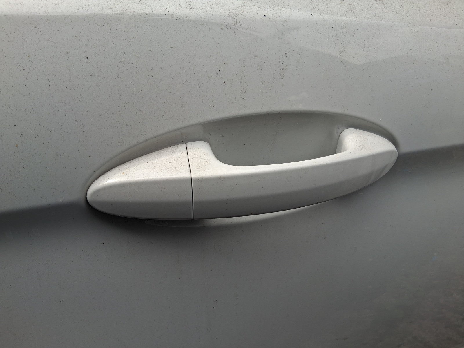2018 FORD KA + PLUS MK3 HATCHBACK OSR DRIVER SIDE REAR DOOR HANDLE WHITE