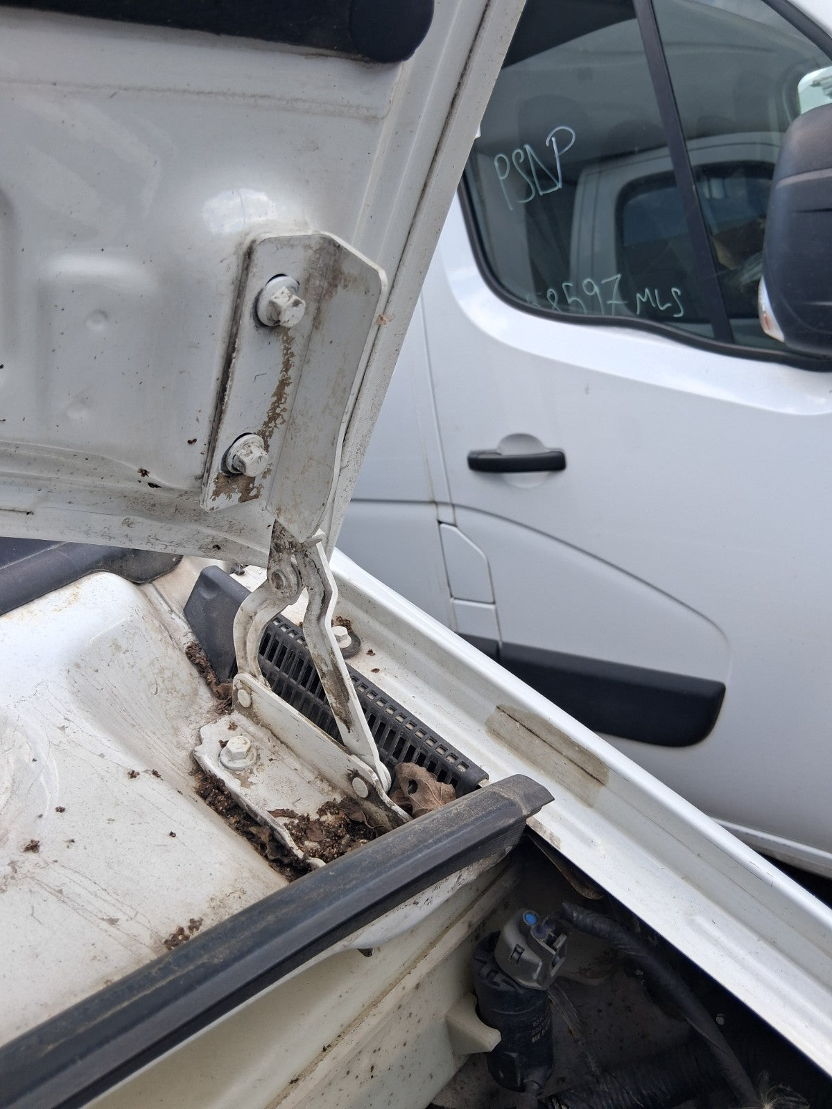 2020 SAIC LDV V80 NSF PASSENGER SIDE FRONT LEFT BONNET HINGE