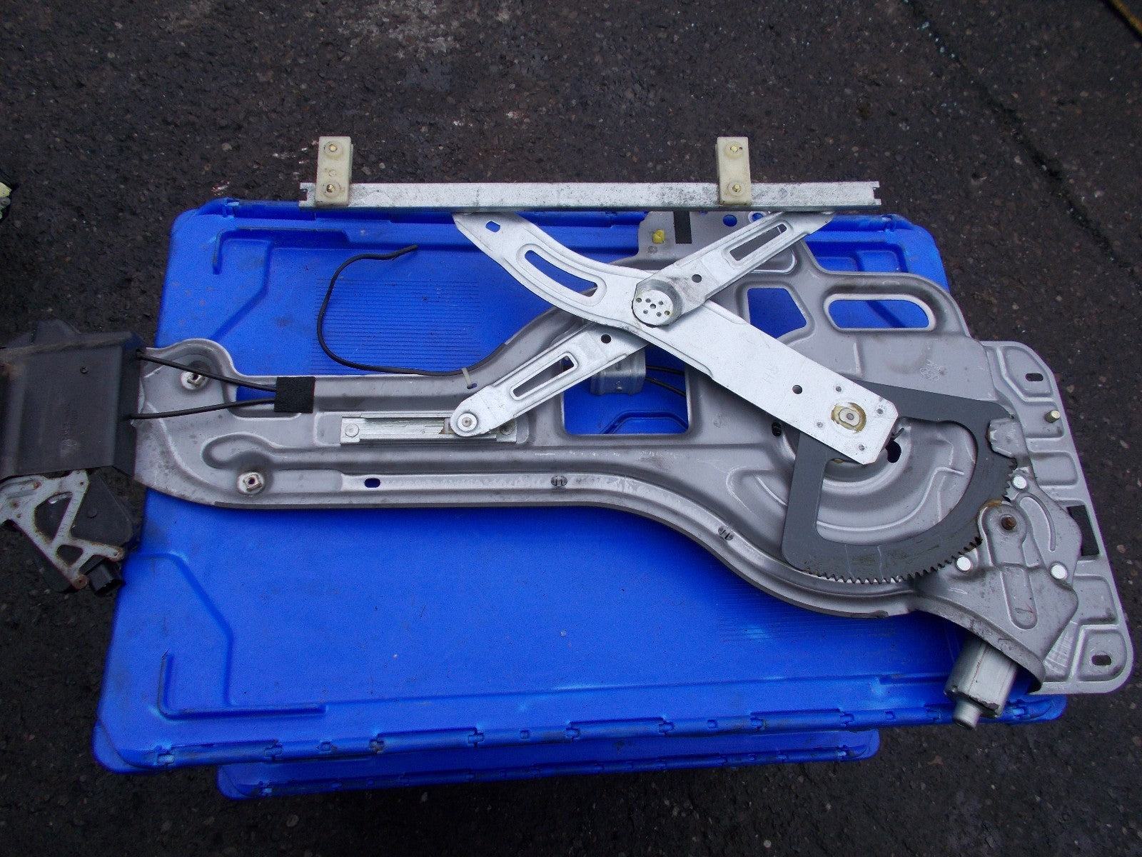 2005 HYUNDAI TRAJET GSI CRTD OSR DRIVERS SIDE REAR WINDOW REGULATOR 834803A000