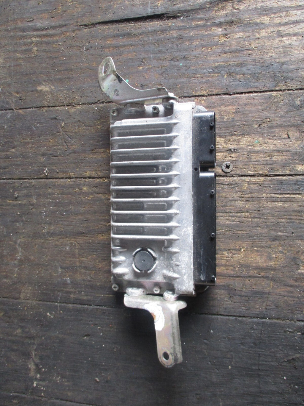 TOYOTA YARIS HYBRID ENGINE CONTROL UNIT 89661-0DT20