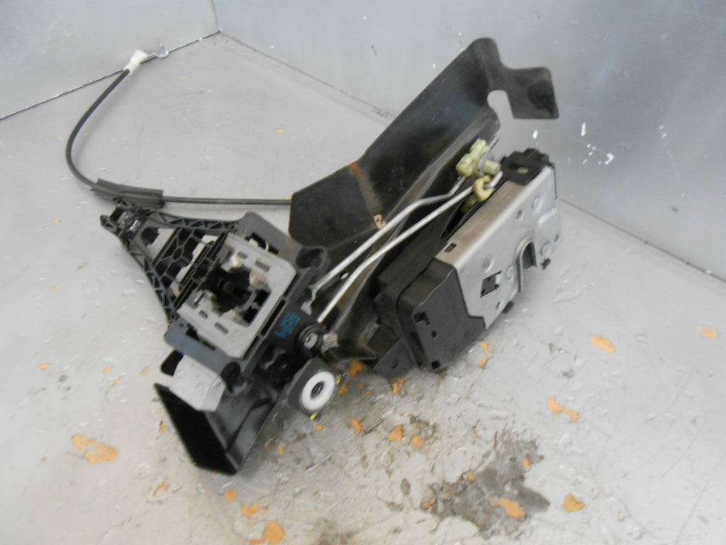 VAUXHALL ASTRA MK5 2009 ESTATE OSF DRIVER SIDE FRONT LOCK MECH BRACKET 13220368