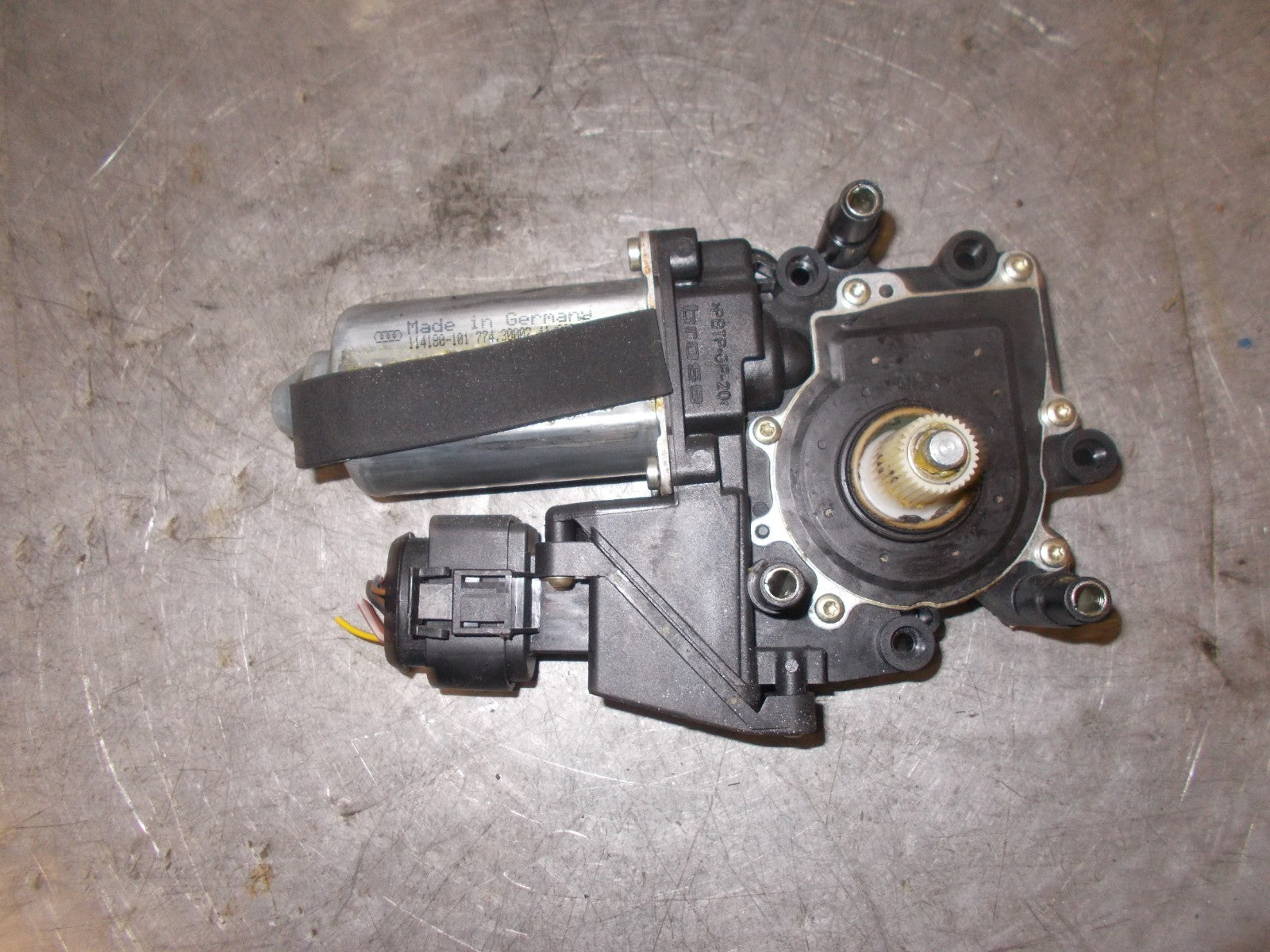 AUDI A8 1998 MK1 NSR PASSENGER SIDE REAR WINDOW REGULATOR 4D0959801G