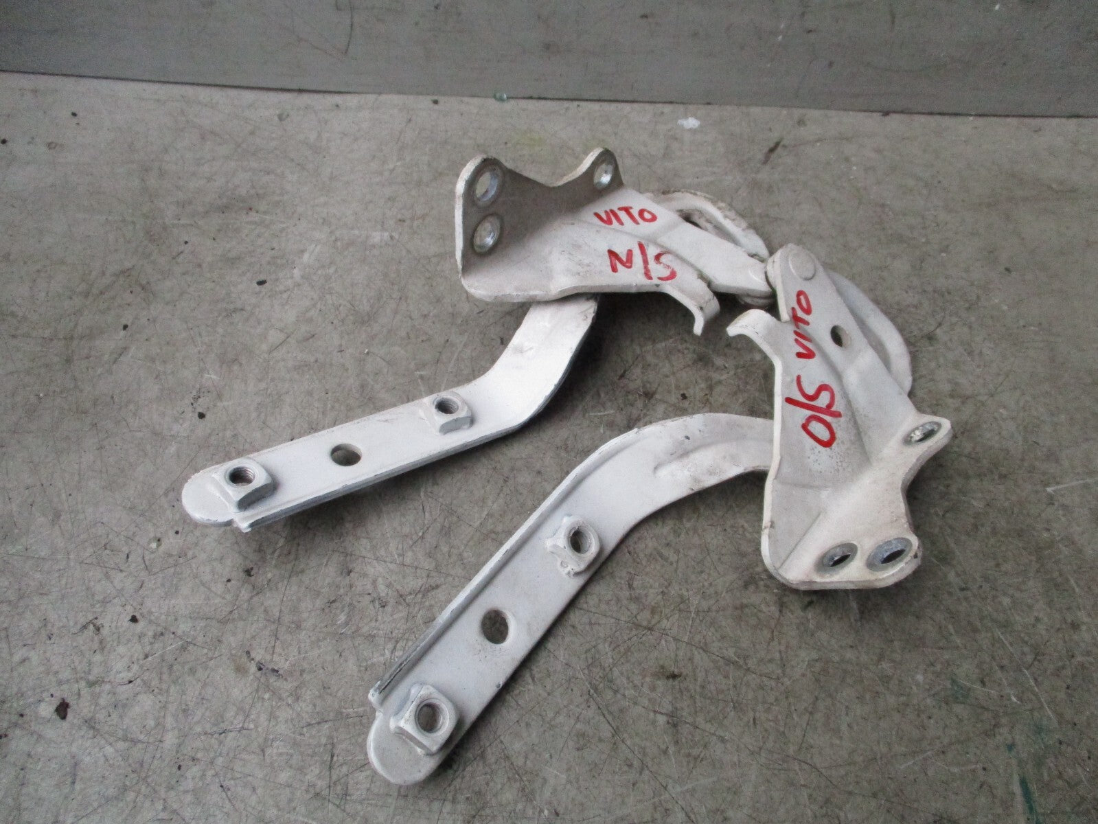 MERCEDES VITO W639 2011 FRONT BOTH BONNET HINGES A6397500251 A6397500351