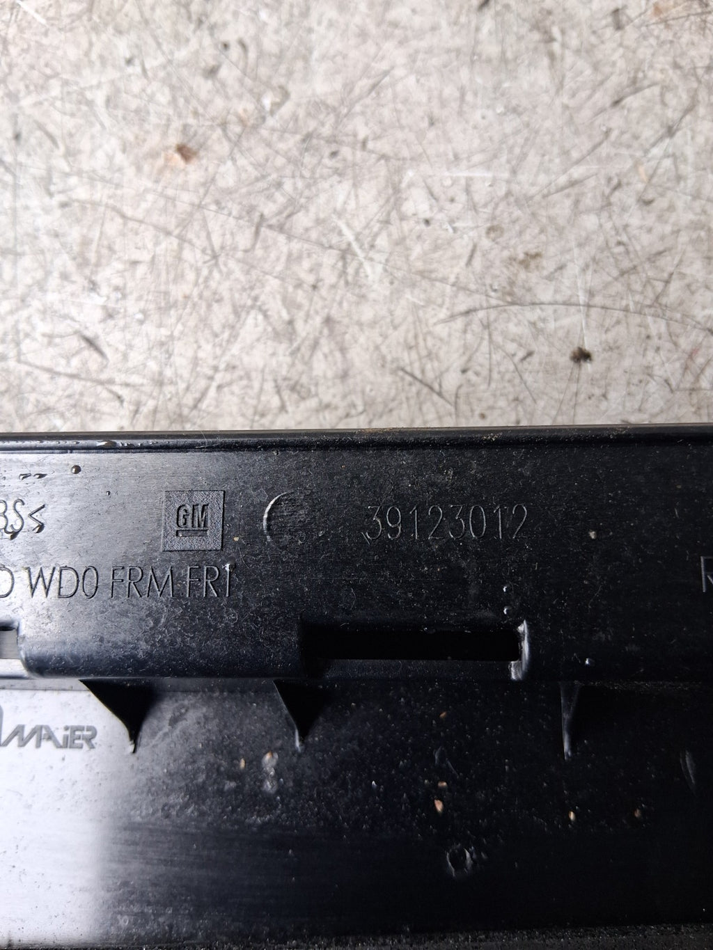 VAUXHALL SIDE SLIDING DOOR MOULDING TRIM 39123012