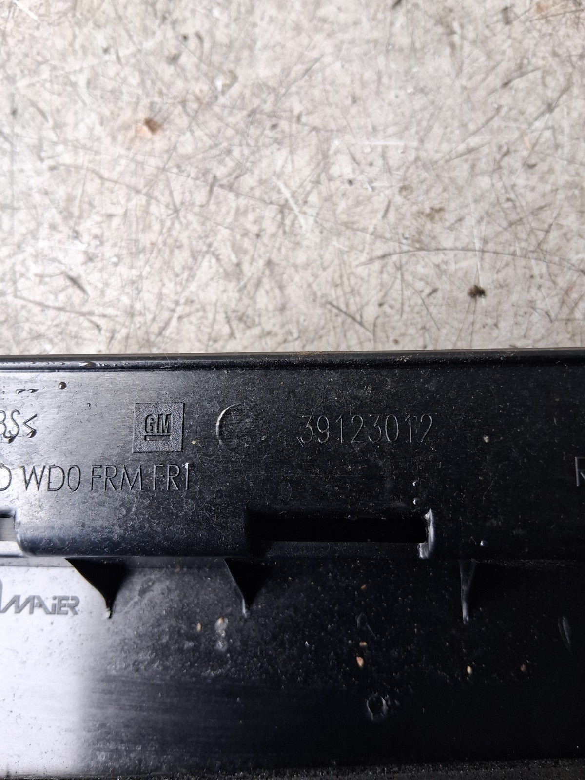 VAUXHALL SIDE SLIDING DOOR MOULDING TRIM 39123012