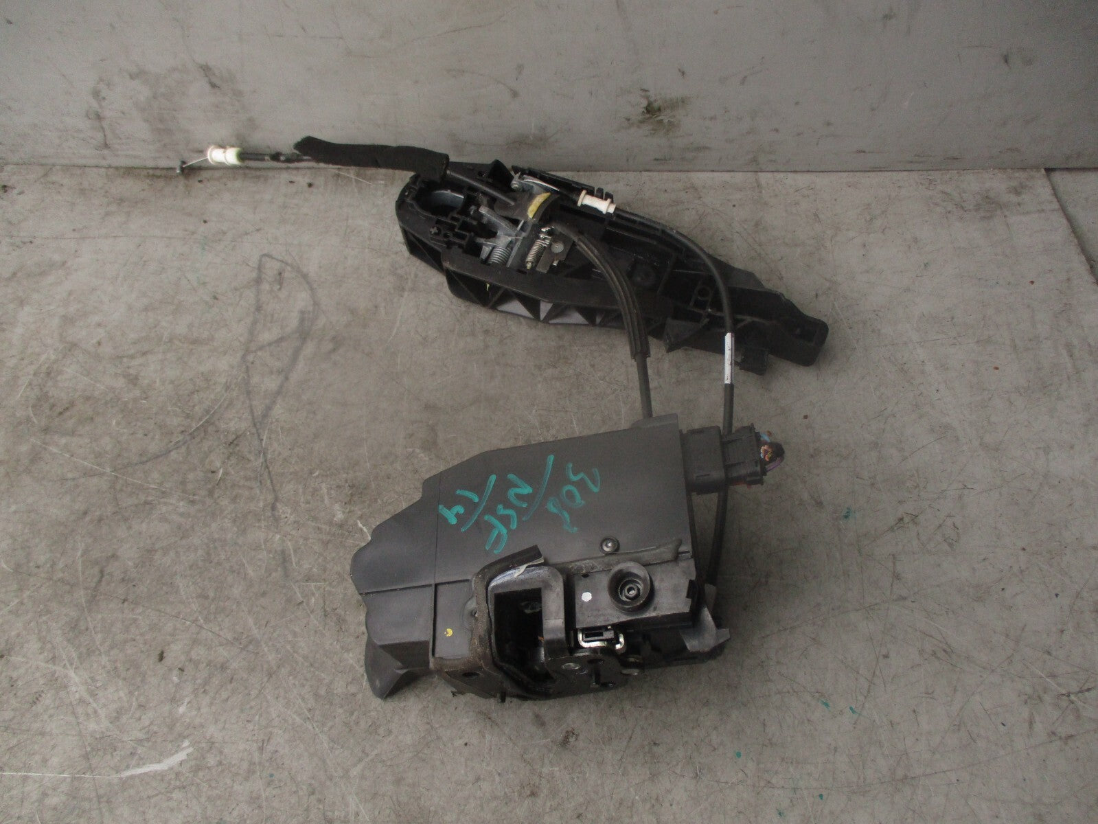 2014 PEUGEOT 308 MK2 NSF PASSENGER SIDE FRONT DOOR LOCK MECHANISM 9810309580
