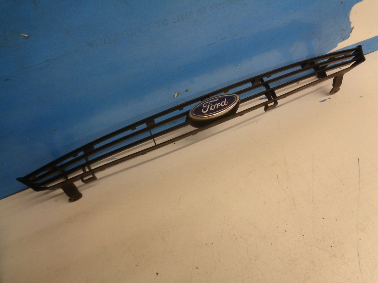 FORD FOCUS MK1 FRONT RADIATOR GRILL & BADGE EMBLEM 98AB8200AKW
