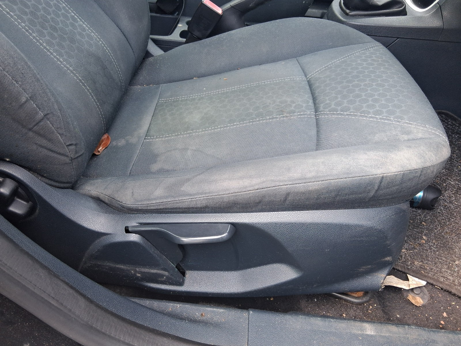 2012 FORD FIESTA MK7 OSF DRIVER SIDE FRONT RIGHT COMPLETE FABRIC SEAT