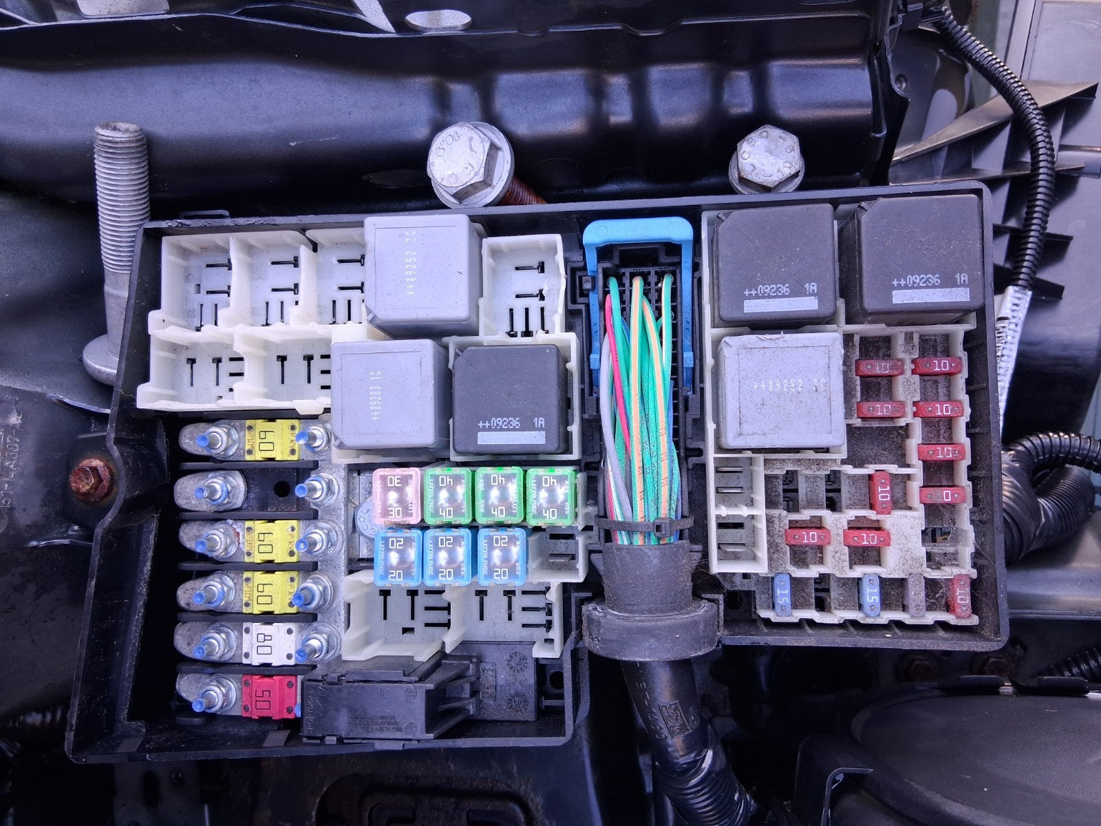 2009 FORD KUGA MK1 2.0 DIESEL FUSE BOX RELAY BOX