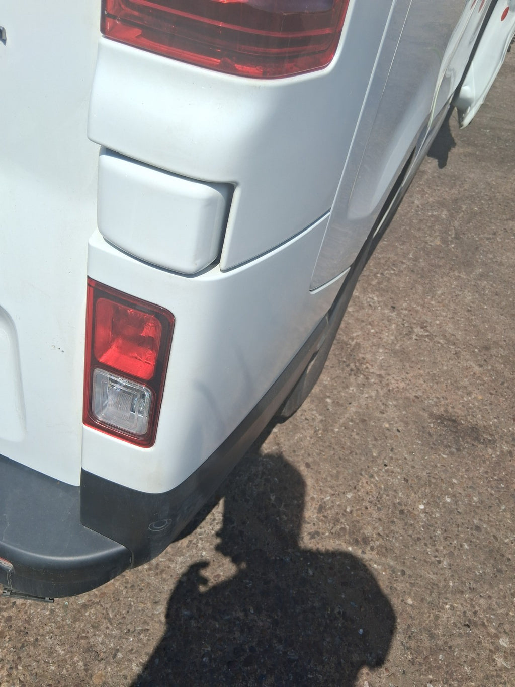 2025 RENAULT TRAFIC X82 MK3 OSR DRIVER SIDE REAR RIGHT BUMPER CORNER WITH LIGHT