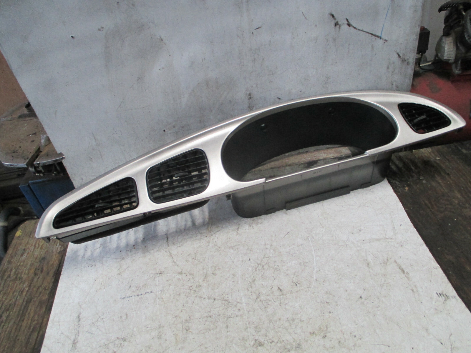 KIA SEDONA 2004 MK1 DASHBOARD SPEEDOMETER SURROUND UNIT 55E55420