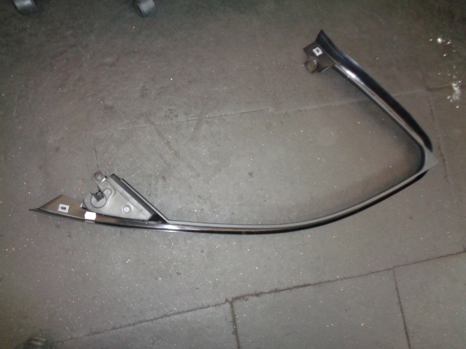 BMW 3 SERIES F30 2015 O/S/F DRIVER SIDE WINDOW SEALING FRAME 7259382
