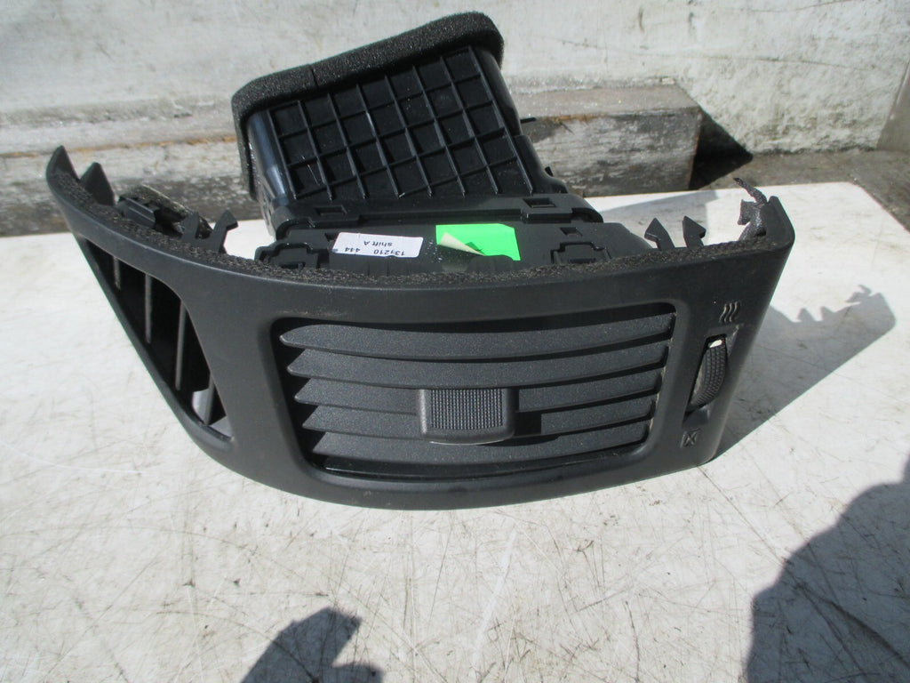 HYUNDAI I30 NSF PASSENGER SIDE FRONT AIR VENT 974802R000