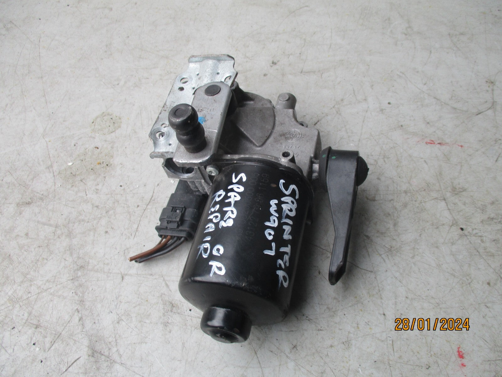 MERCEDES BENZ SPRINTER W907 2023 FRONT WIND SCREEN WIPER MOTOR W000087789