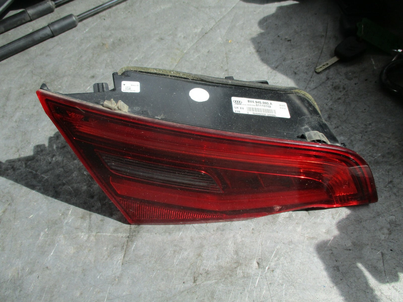 AUDI A3 8V MK3 NSR PASSENGER SIDE REAR LIGHT LAMP BULB INNER 8V4945093A DAMAGED