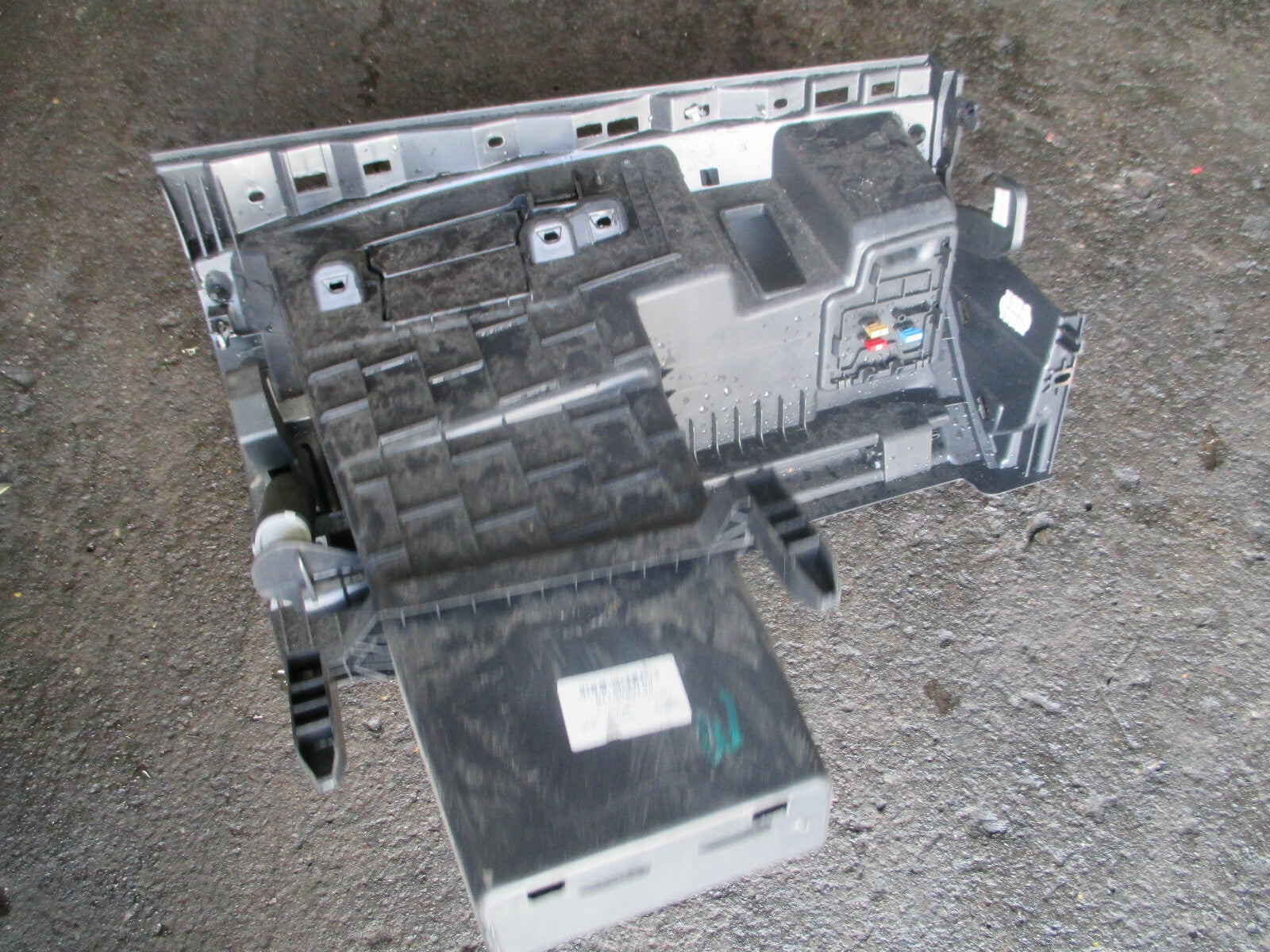 RENAULT MEGANE MK3 2015 NS PASSENGER SIDE GLOVE BOX 681080011R