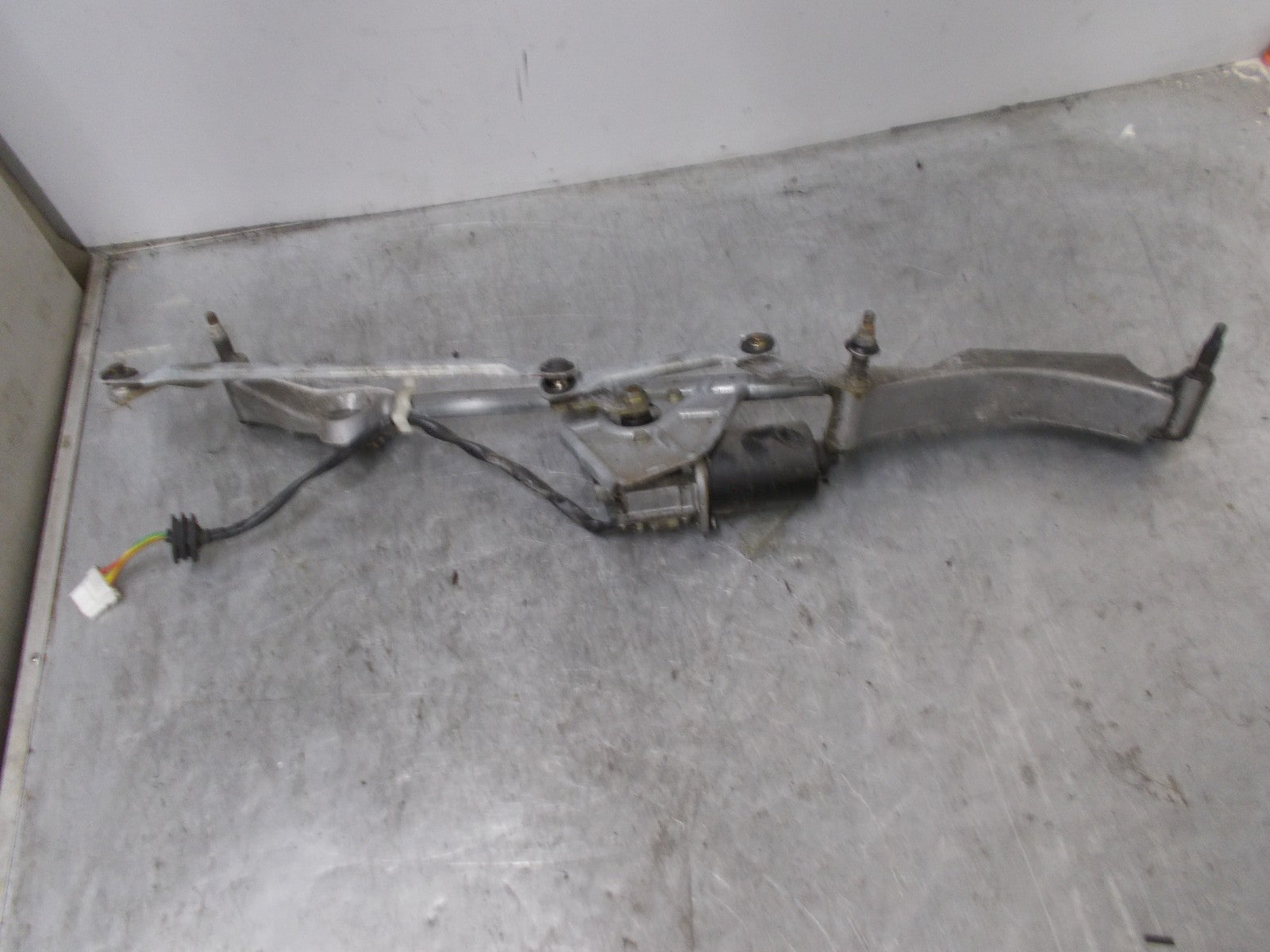 MERCEDES C CLASS W203 2001 FRONT WINDSCREEN WIPER MOTOR LINKAGE A2038200442