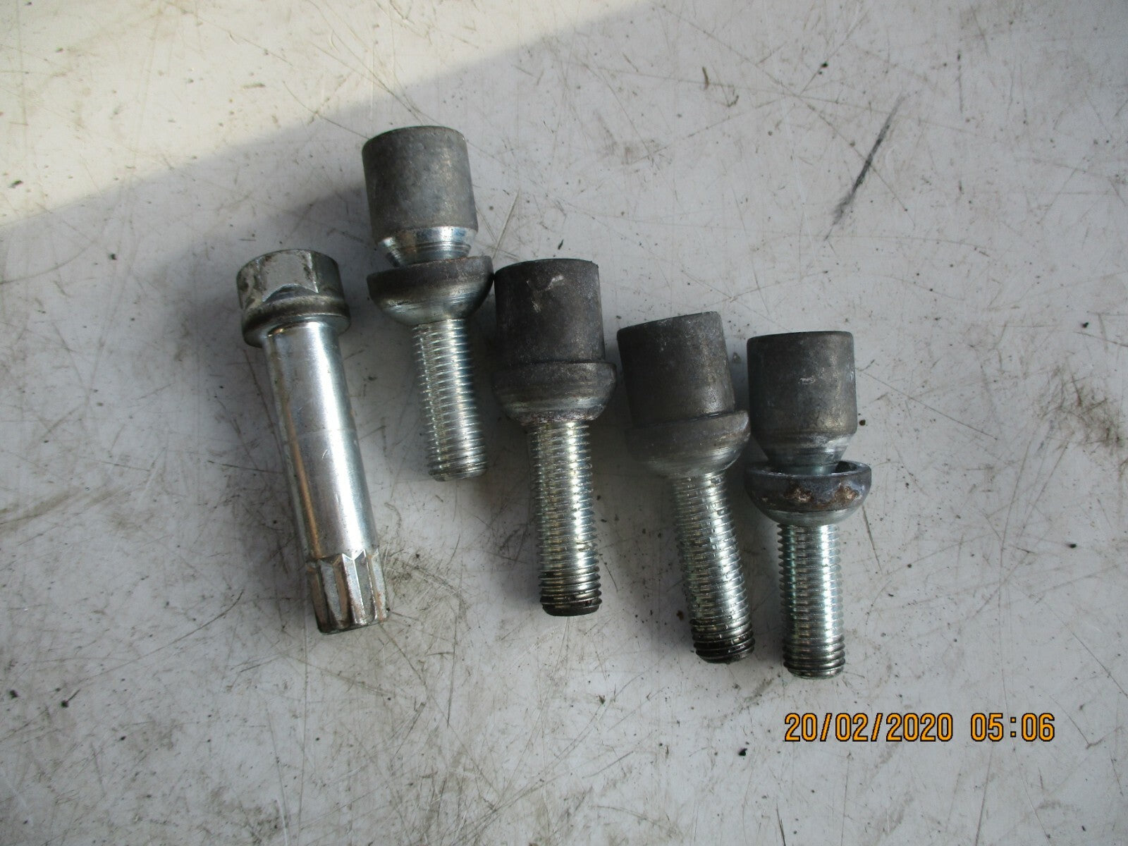 MERCEDES CLC CLASS CL203 2010 LOCKING WHEEL NUTS BOLTS x4 WITH KEY