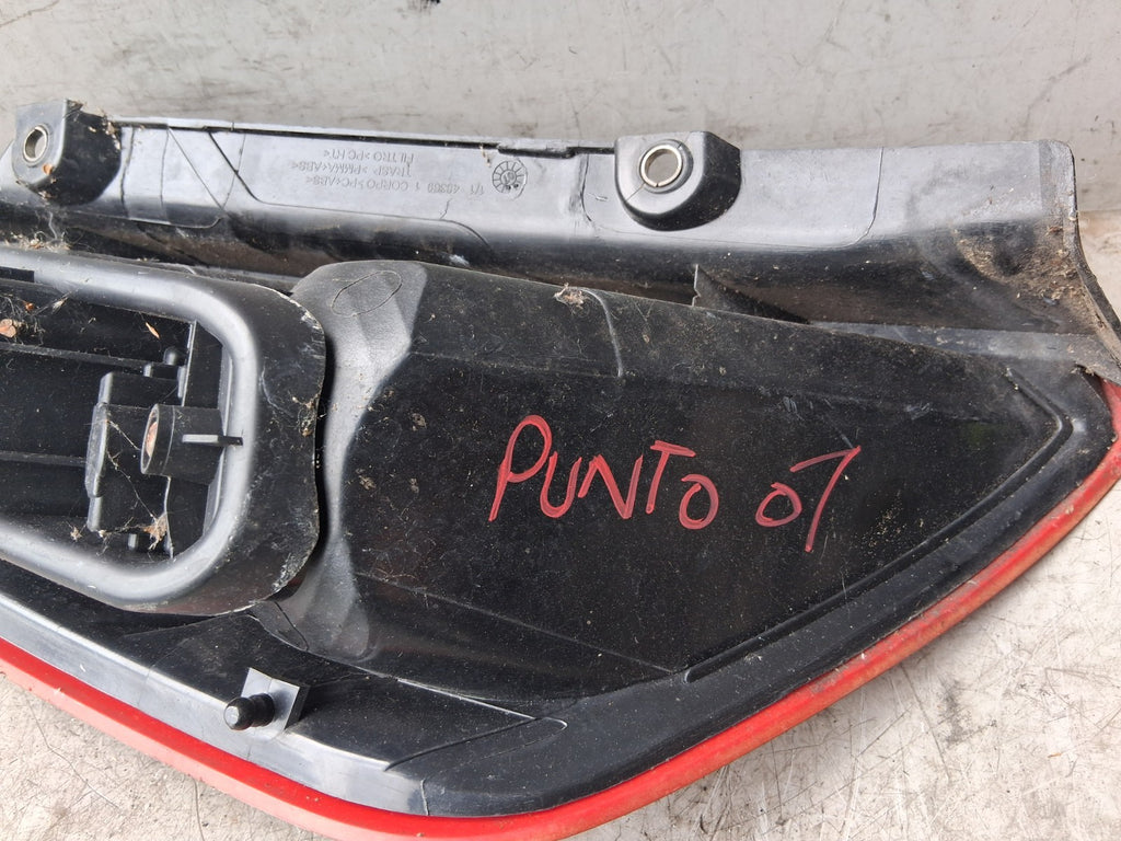 2007 FIAT GRANDE PUNTO OSR DRIVER SIDE REAR RIGHT TAIL LIGHT 51701589