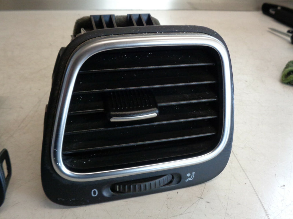VOLKSWAGEN SCIROCCO 2011 2 X PAIR HEATER AIR BLOWER VENTS SET 1Q0819703J