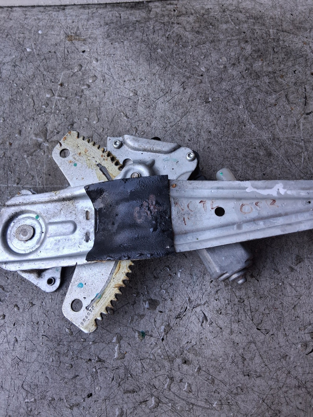 2016 NISSAN NOTE OSR DRIVER SIDE REAR RIGHT WINDOW MOTOR REGULATOR 827311HB1A