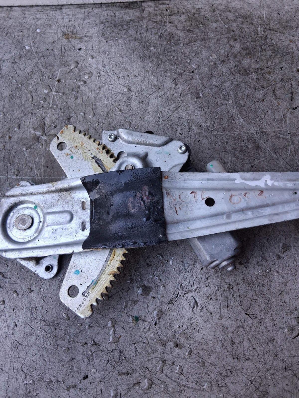 2016 NISSAN NOTE OSR DRIVER SIDE REAR RIGHT WINDOW MOTOR REGULATOR 827311HB1A