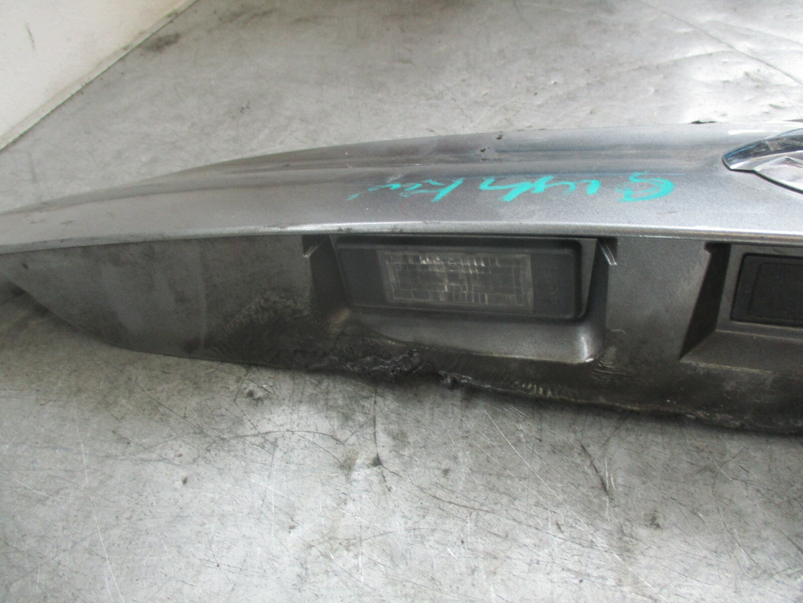 NISSAN QASHQAI J11 (MK2) REAR LICENSE PLATE LIGHT PANEL GREY (DAMAGED)