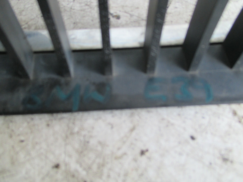 BMW 5 SERIES E39 FRONT RIGHT GRILL 81593140