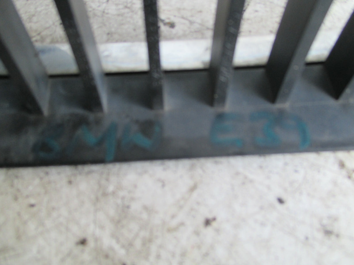 BMW 5 SERIES E39 FRONT RIGHT GRILL 81593140