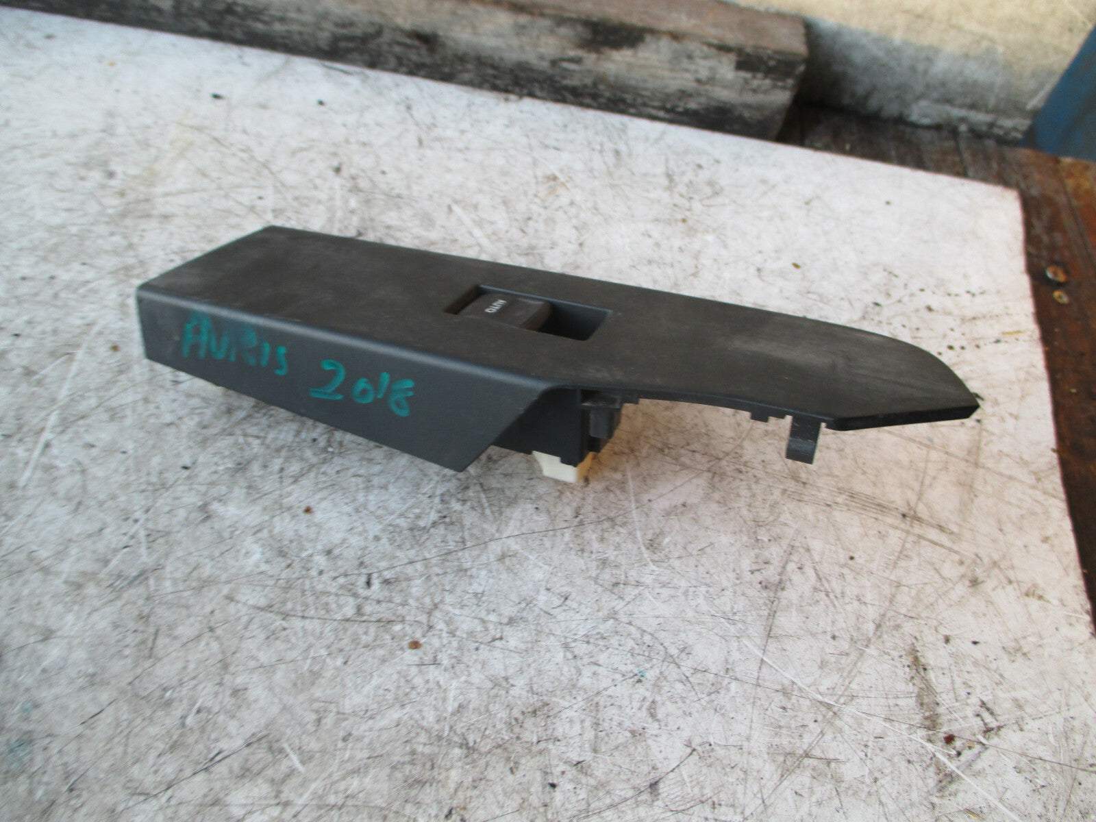 TOYOTA AURIS 2018 MK2 NSF PASSENGER SIDE FRONT WINDOW SWITCH