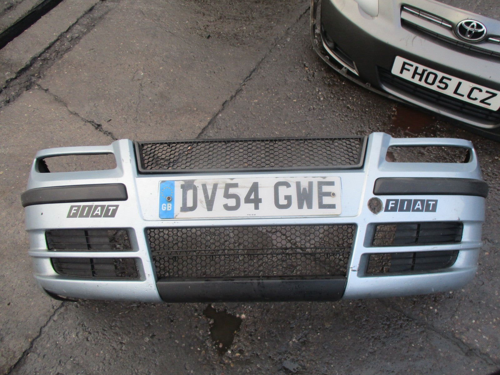 FIAT ULYSSE MPV 2004 COMPLETE FRONT PLASTIC BUMPER GRILL GRILLS TRIM BLUE DEFECT