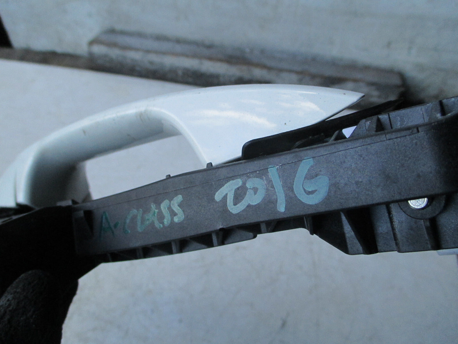 MERCEDES BENZ A CLASS W176 2016 OSR DRIVER SIDE REAR DOOR HANDLE A2047601634