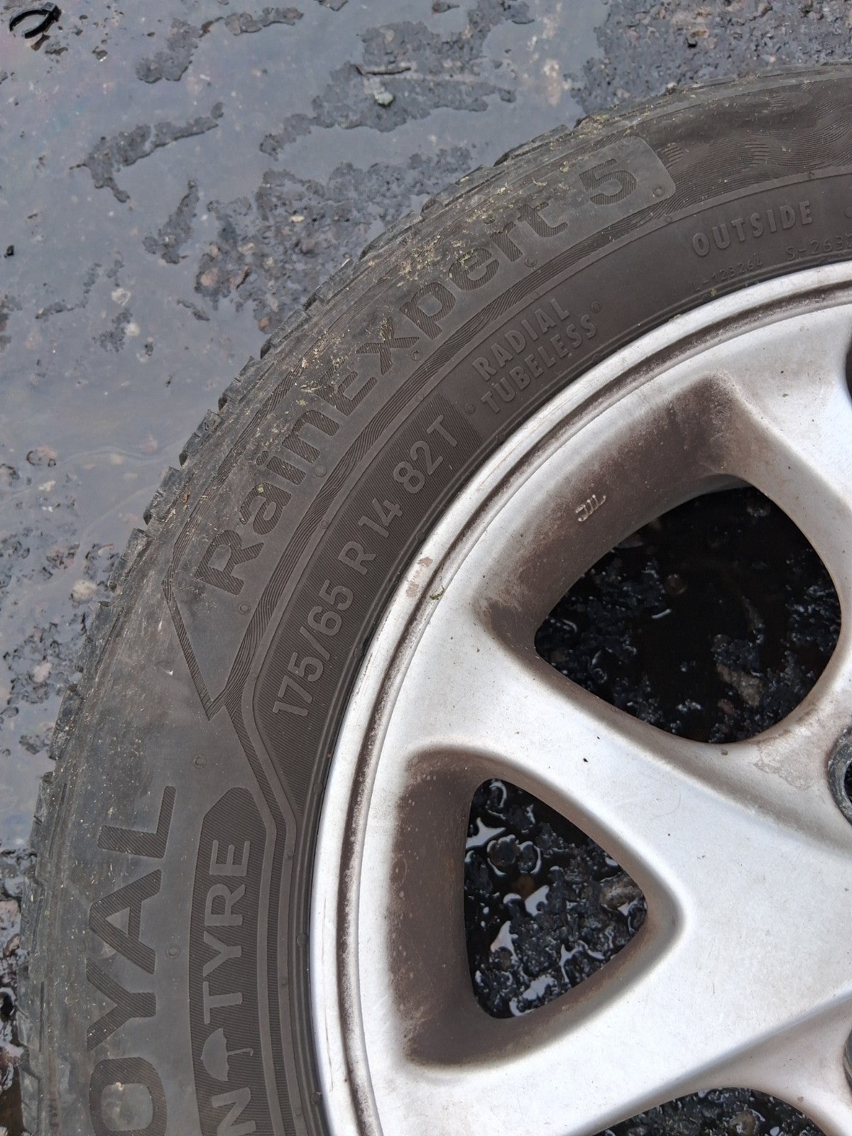 2004 TOYOTA YARIS MK1 14 INCH ALLOY WHEEL WITH TYRE 175/65R14
