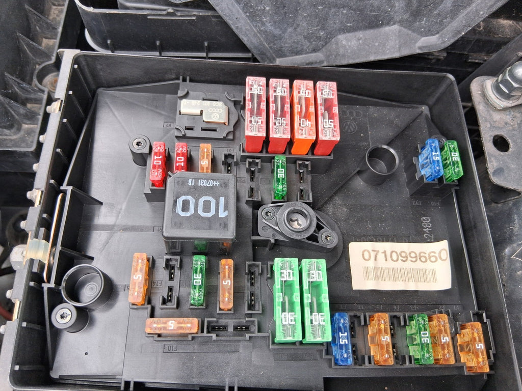 2007 VW VOLKSWAGEN GOLF MK5 1.9 DIESEL FUSE BOX RELAY BOX