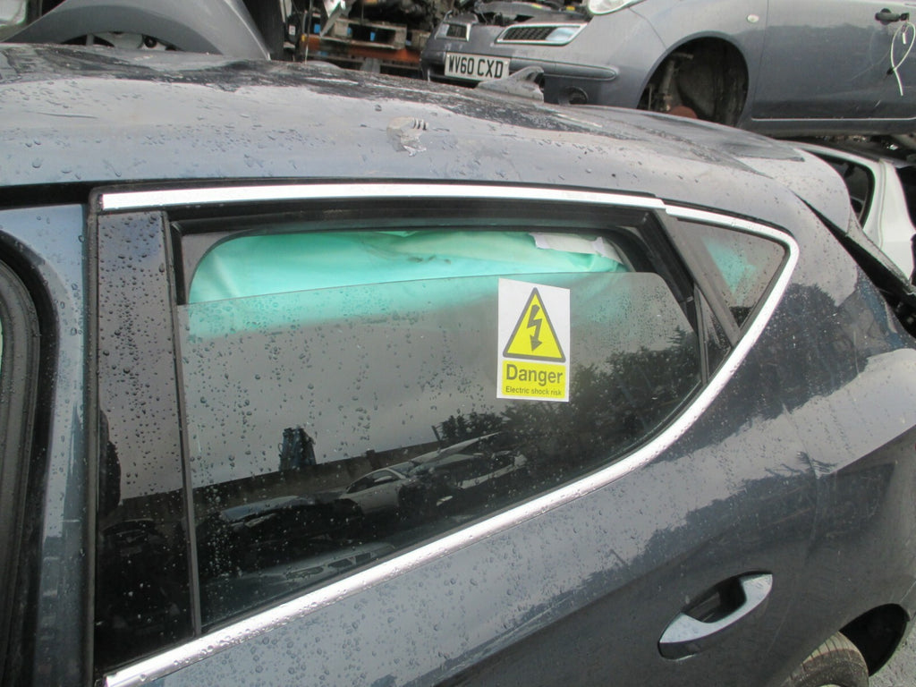 SEAT LEON 2021 MK4 NSR PASSENGER SIDE REAR DOOR COMPLETE GLASS REG LS7H GREY