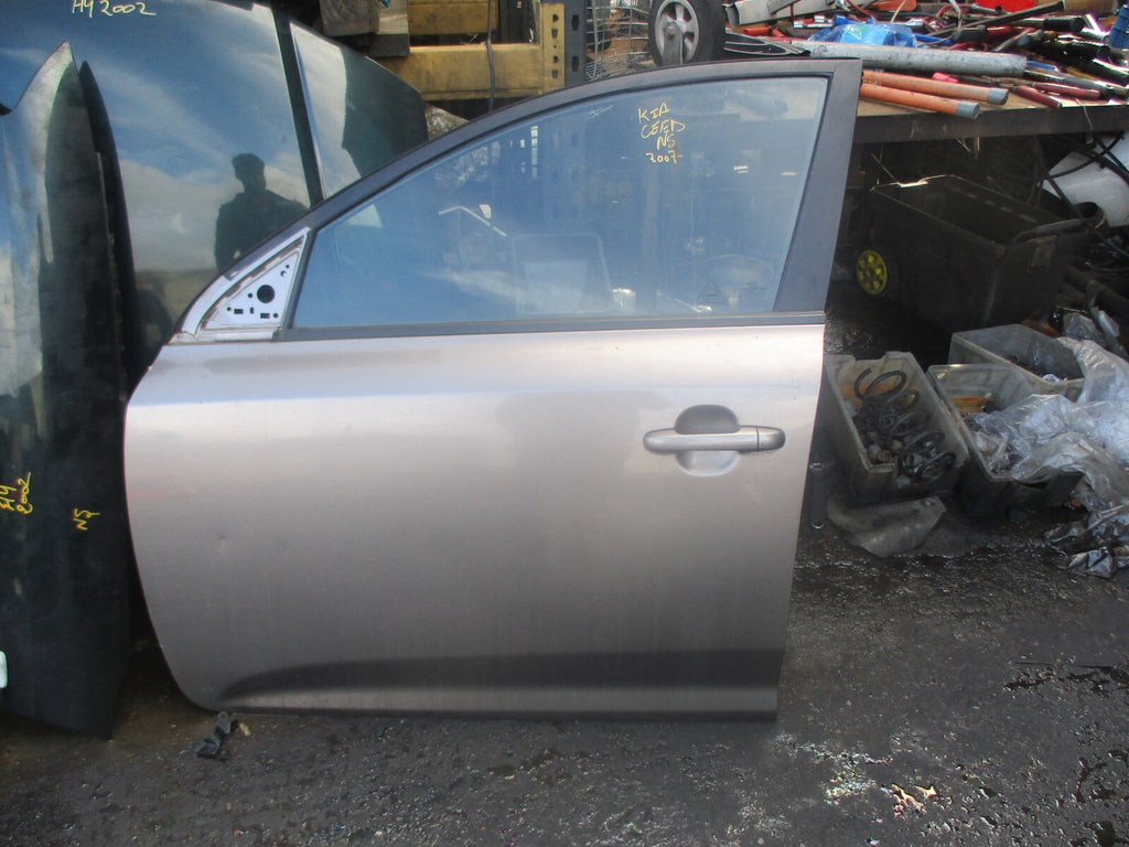 KIA CEED MK1 2007 NSF PASSENGER SIDE FRONT COMPLETE DOOR BEIGE 8Q