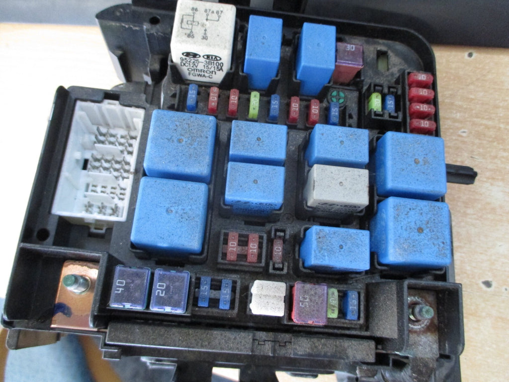 HYUNDAI I30 MK1 1.6 2010 FUSE BOX RELAY MODULE