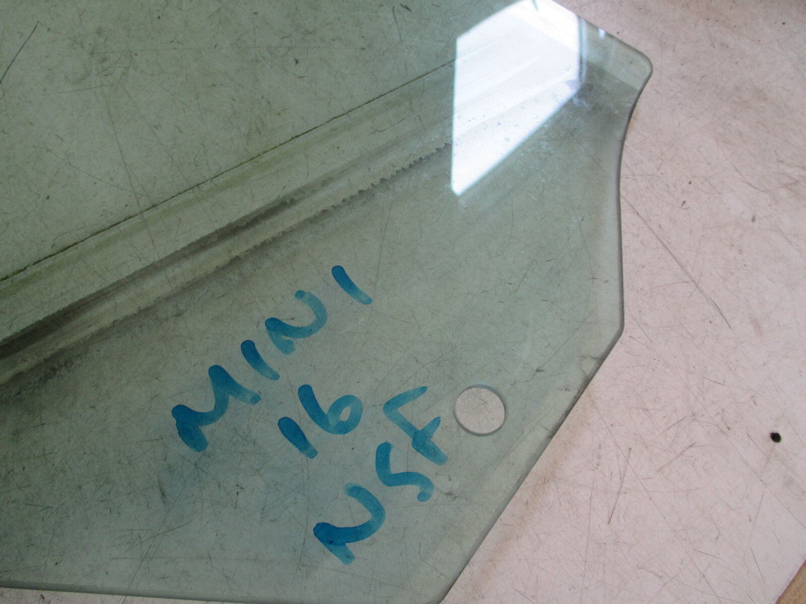 MINI CLUBMAN 2016 F54 NSF FRONT PASSENGER SIDE FRONT DOOR WINDOW GLASS