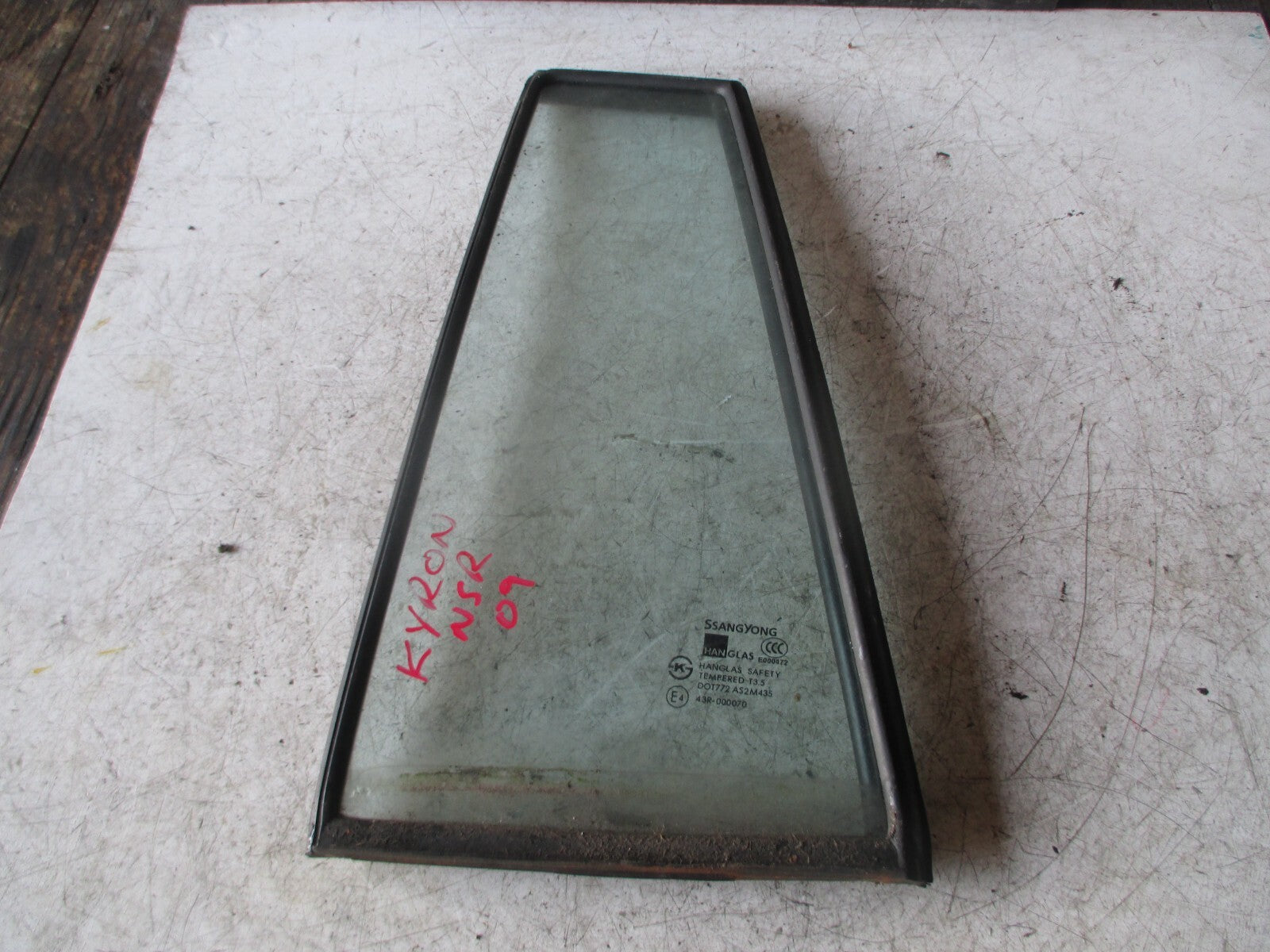 SSANGYONG KYRON 2009 5 DOOR NSR PASSENGER SIDE REAR QUARTER GLASS