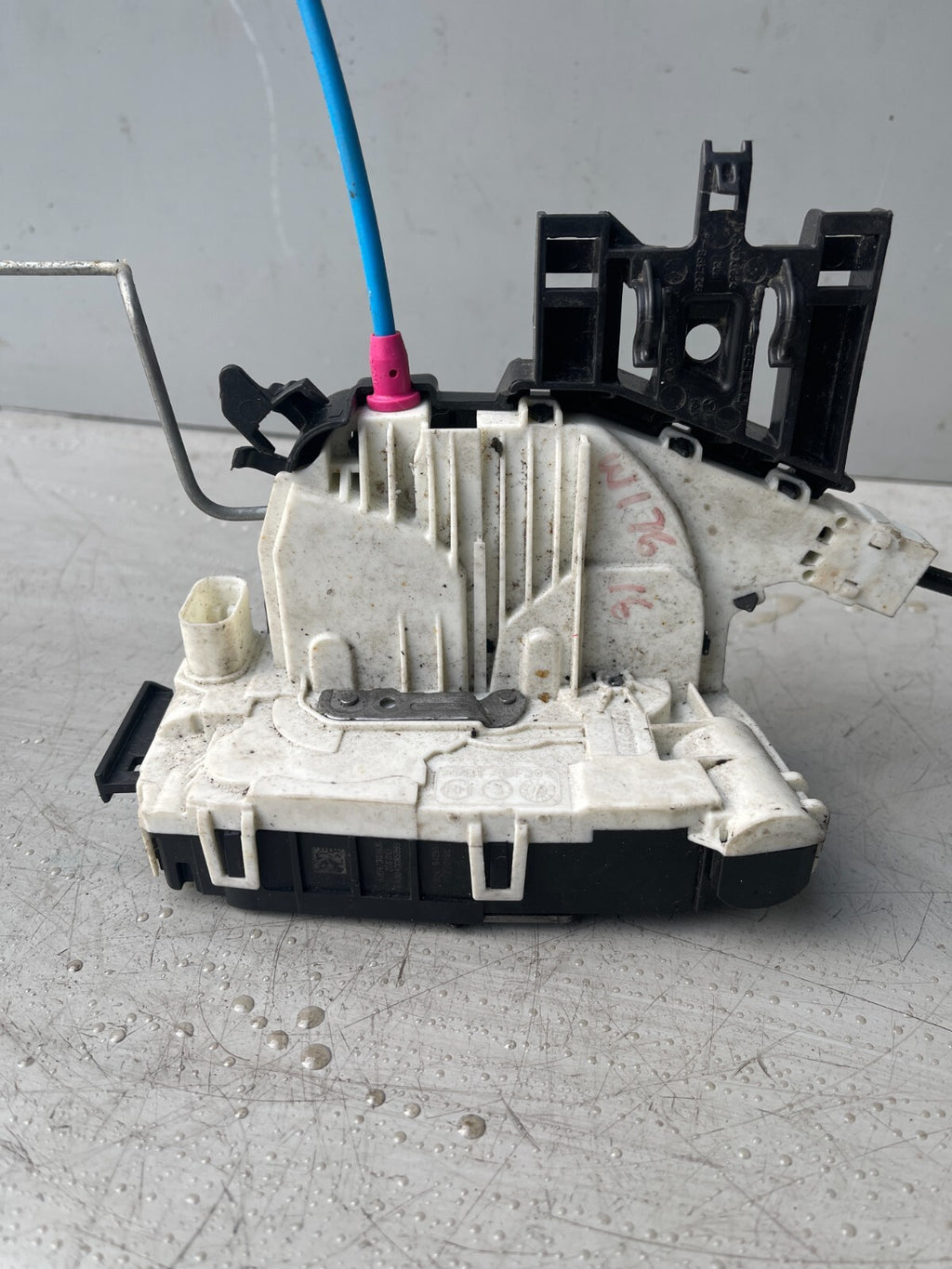 2016 W176 MERCEDES BENZ DOOR LOCK MODULE A2467220208