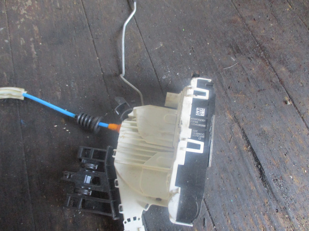 MERCEDES A CLASS 2014  NSF PASSENGER SIDE FRONT DOOR LOCK MECHANISM A0997202301
