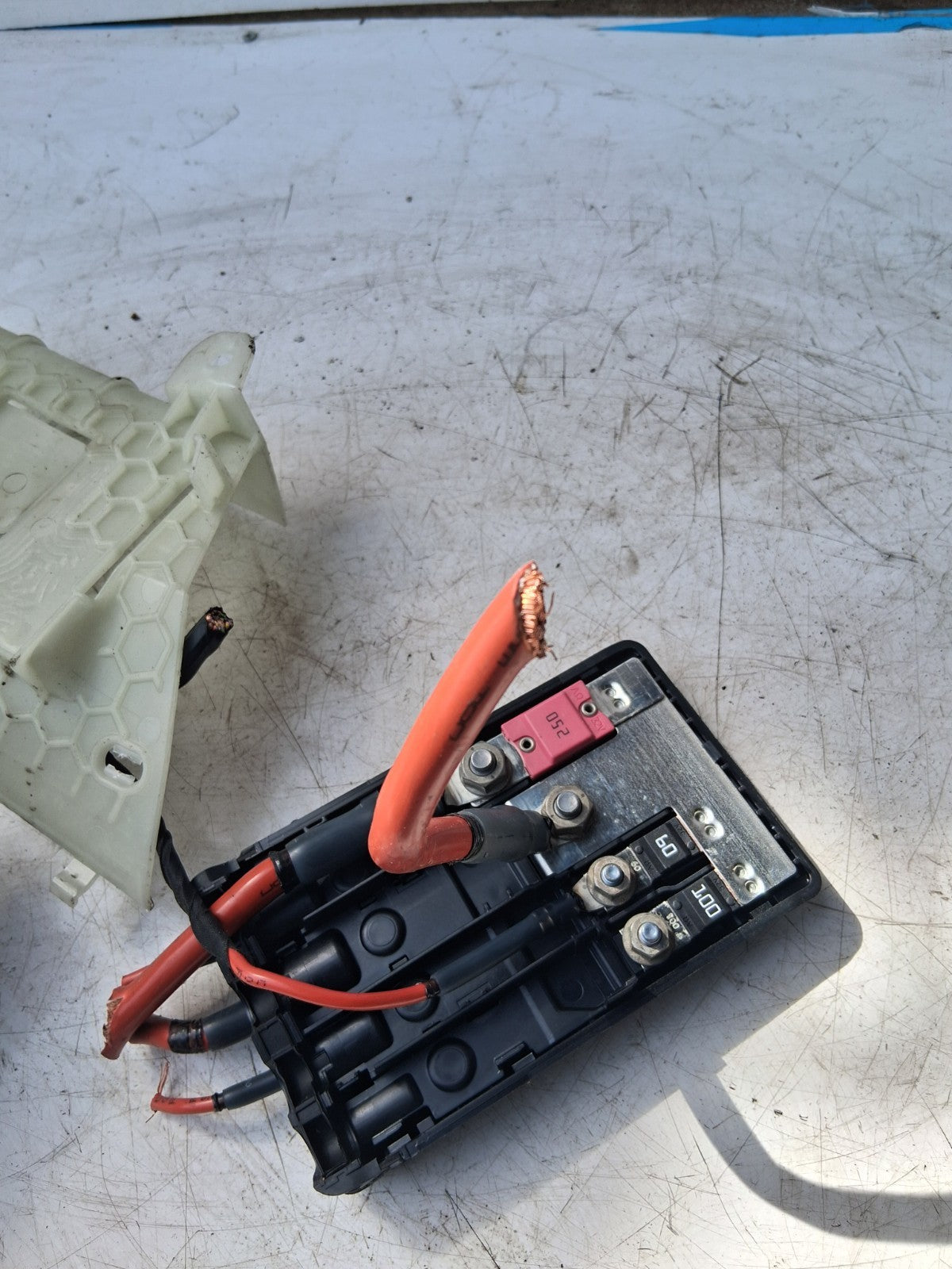 2024 BMW 2 SERIES BATTERY POSITIVE TERMINAL FUSE BOX 6822570