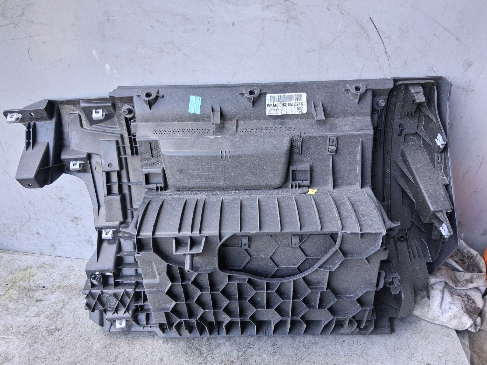 2014 VW VOLKSWAGEN UP DASHBOARD GLOVE BOX FRONT STORAGE COMPARTMENT 1S2857097C